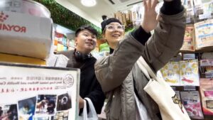 Sammi Cheng Instagram - ❤️❤️❤️❤️
暫託的貓咪「哈利」是一隻很有胃口的小貓咪。既活潑又懂黏人。😸 每一次暫託的貓的個性和喜好習慣都不一樣，每次我們都通過觀察去理解，很有樂趣。一邊學習。
今天途經貓舖，順道補一補貓糧。平時多數是安仔負責買，今天他負責揸車，在外面兜圈等我。（免得抄牌喔！😅）
過程中，遇到店內年青人和店員邀請合照，當然歡迎啦！😁 他（她）們提到有看𠮟咤頒獎典禮。謝謝喔！ 難得不嫌棄mi今天淨係畫咗條
眉。🤪 

然後趕去街市買些東西，明天年廿九，點都要煮少少嘢應節，能為屋企人下廚，特別開心。
廚藝飄忽的我，希望唔會失手啦！
😅😂
#鄭街坊市民 
#鄭市民
#街坊裝
@bbcicecream  #bbcicecream