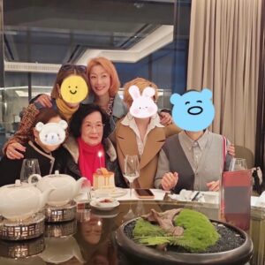 Sammi Cheng Instagram - ❤️❤️❤️❤️
家庭聚會，也慶祝三家姐生日。
沒什麼比得上一家人開開心心健康平安更重要。
而mi五月份就會在澳門做演唱會，也順道給自己打打氣。😁
#照片最後一張是一盒雞蛋
#因為mi習慣每一餐會先吃一些蛋白質（蛋白）😄