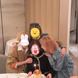 Sammi Cheng Instagram - ❤️❤️❤️❤️
家庭聚會，也慶祝三家姐生日。
沒什麼比得上一家人開開心心健康平安更重要。
而mi五月份就會在澳門做演唱會，也順道給自己打打氣。😁
#照片最後一張是一盒雞蛋
#因為mi習慣每一餐會先吃一些蛋白質（蛋白）😄