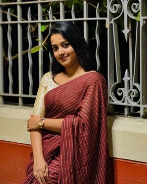 Samskruthy Shenoy Instagram - Saree not sorry, just draped in elegance and tradition 🤎

#sareelove #loveforsarees #sixyardsofelegance #grace #loveyourself #stayhappy #samskruthy #samskruthyshenoy #manaveeyamveedhi #valaiyosai #trending