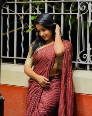 Samskruthy Shenoy Instagram - Saree not sorry, just draped in elegance and tradition 🤎

#sareelove #loveforsarees #sixyardsofelegance #grace #loveyourself #stayhappy #samskruthy #samskruthyshenoy #manaveeyamveedhi #valaiyosai #trending
