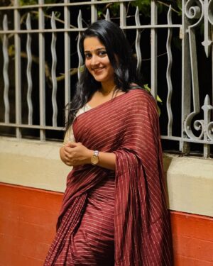Samskruthy Shenoy Instagram - Saree not sorry, just draped in elegance and tradition 🤎

#sareelove #loveforsarees #sixyardsofelegance #grace #loveyourself #stayhappy #samskruthy #samskruthyshenoy #manaveeyamveedhi #valaiyosai #trending