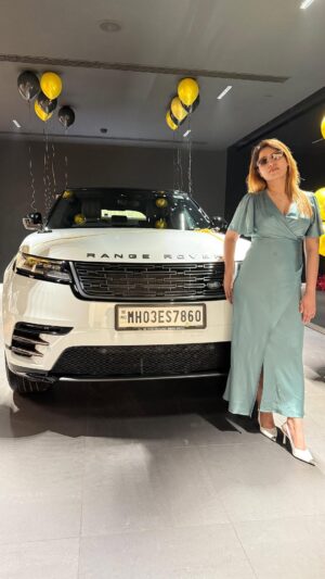 Sana Raees Khan Instagram - Alhamdulillah! Hello, Range Rover!❤️
Proud owner of this Beast! 

.
.
#sana #sanaraeeskhan #srklegal #rangerover #proudowner #luxury #rangeroverowner #whiterangerover #happiness #proud #proudfeeling #gratutide #ladylawyer #carlover #luxurycar #luxurycarowner #luxe #beast #proudofmyself #proudfeeling #landrover