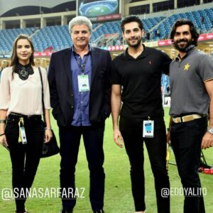 Sana Sarfaraz Instagram - To the ABSOLUTELY TRUE GENTLEMAN not just on screen but also behind the camera! @ashrafbilal you've been a great help in my learning experience and confidence building in the genre of Cricket!  Not just sharing your show befikar moment with me but also having my back when needed and sharing all tricks of the trade. Not just a great and humble co star to work with but also a very patient and considerate mentor! 
Hosting this T20 series with zest and consistency wouldn't have been possible without your mentorship and consideration. Thank you!

And of course @faizannajeeb how can I ever forget your quick and corrective answers on my silliest questions 😂😇🙏 #bilalashraf #faizannajeeb #sanasarfaraz #t20