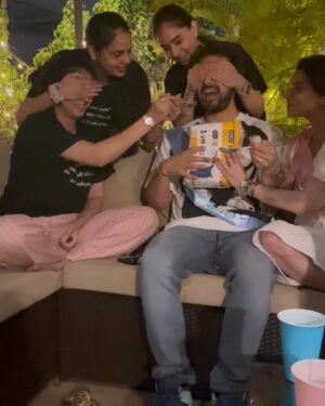 Sanah Kapur Instagram - Going from “auntie mat kaho na!!” all the way to yay cant wait to be a aunt to the new cutie….🐣🩵🩷
ps: the baby better say masi instead 😋

@micheale09 @zenobz17 @apple3.142 

#babyshower #friends #adulting #cantwait #party