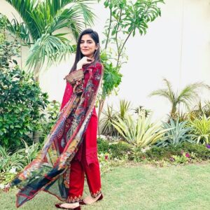 Sanam Baloch Instagram - Living for this all-red @baroque_official outfit! Simple, sweet and so very chic. & absolutely love the details. ❤
@baroque_official
