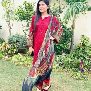 Sanam Baloch Instagram - Living for this all-red @baroque_official outfit! Simple, sweet and so very chic. & absolutely love the details. ❤
@baroque_official