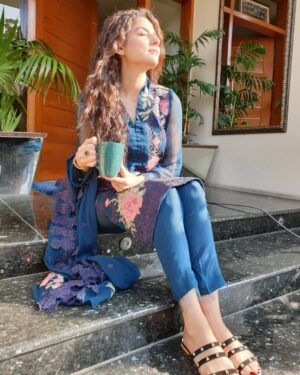 Sanam Baloch Instagram - Finally on set! "KHAAS"

Play on @humtvpakistanofficial
Director @danishnawazofficial
Co-Star @alirehman
Production @mdproductionsltd
Stylist @laraibtheba7

#exclusive #sanambaloch #humtv #muminaduraid #khaas #drama #saba #mahesh #danishnawaz #director #alirehmankahn #laraibtheba #stylist