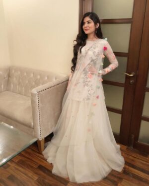 Sanam Baloch Instagram - #WhiteFeels!!!! 🕊🕊🕊🕊🕊 Picture courtesy📸: @ghanwabaloch ♥️