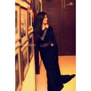 Sanam Baloch Instagram - Couture, canapés and saris are just another Saturday night. 👄 #sanambaloch #official #exclusive
