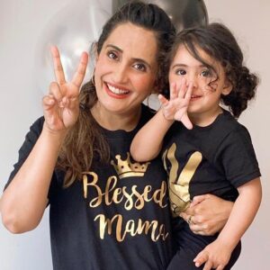 Sanam Baloch Instagram - Deeenaaaaaa , Mum Mum lovessss youuu soooo muchhh...deena aap  kitnay saal ki hogyee ? Twooooo ✌🏻. Hayeee iss two pe Mum Mum qurban hamari mithrrii hamari jaan hamari deena hamari Duniyaaaaa ♥️♥️