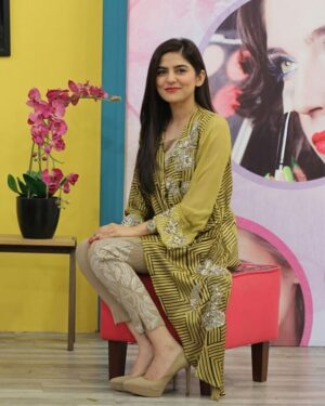 Sanam Baloch Instagram - Thanks @afsheenmehboob for this beautiful yellow tunic💛
loved you creativity!! #sanambaloch #exclusive #yellow #sssks #morningshow #samaatv #afsheenmehboob #clothing #love #creative #tunic #beautiful