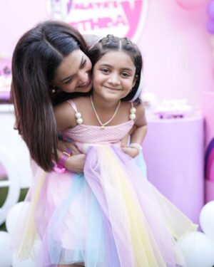 Sanam Jung Instagram - The girl who fills my world with 🌈 

A big hug @anumjung for taking away the birthday dress stress from me - Oh! It rhymes 💃, it’s PERFECT!❤️

Decor @momentnmemory 
📸 @talhajeephotography