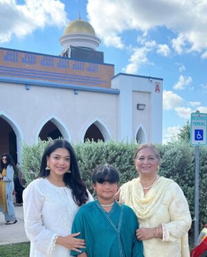 Sanam Jung Instagram - Wishing you all a very Happy Eid all around the 🌎 . May Allah(SWT) accept our sacrifice-Ameen !
#Eid2024 #eidusa #texas #blessedtobearoundfamily❤️