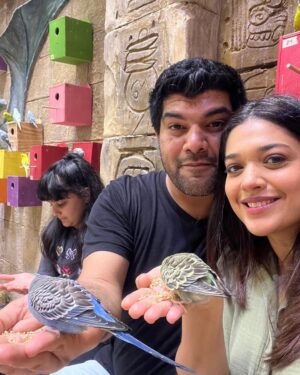 Sanam Jung Instagram - Trying to get the perfect SELFIE while @qassamj88 makes sure Mr.Giraffe doesn’t walk away 👏🦒
@alayaqj 

#alhamdulillah #justthethreeofus #mysmallfamily #houstoninteractiveaquarium