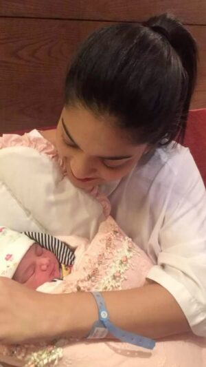 Sanam Jung Instagram - No word can describe how much you mean to me. No matter how old you’ll be, you will always be my little girl 🥹. Happy 7th birthday ❤️@alayaqj 

#alayaturns7 #alhamdulillah #mashallah #minime #mylove