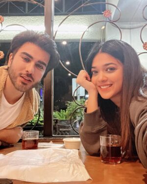 Sanam Jung Instagram - Persian tea aur bahoot si bataain! Catching up in Houston 💜
@imranabbas.official 

#houston #sanamjung #imranabbas #usadiaries