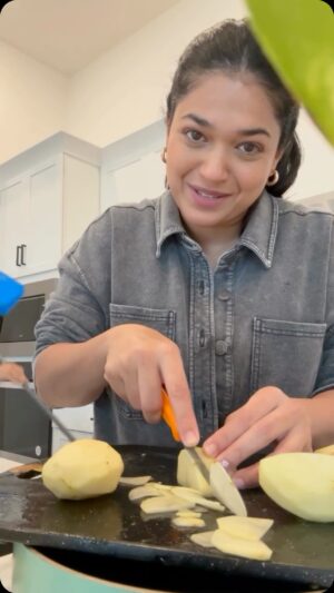 Sanam Jung Instagram - S U N D A Y  S P E C I A L !🧑‍🍳
The only thing Qassam asked me to learn how to cook after marriage ! The famous Anda Aloo - that’s what he calls it 🤤
Make sure to turn the stove off when mixing the chips in the masala . Remember we want the chips to be crunchy 
You will need :
1 medium onion
6tomatoes
1/2 Tsp red chilli powder
1/2 Tap crushed red chillies
1 Tsp roasted Zeera powder
1/2 tsp tumeric
Salt to taste 
Some green chillies

#Houston #Texas #houstoninfluencer #texasinfluencer