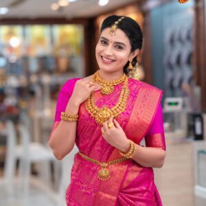 Sangeetha sai Instagram - Wrapped in tradition.But my heart beats in the rhythm of Love ❤️

Photography @akfotofactory 
Mua @madurai_makeup_mehandi_maayaa