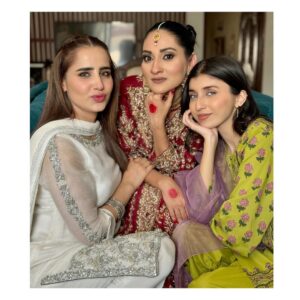 Saniya Shamshad Instagram - #tumbinkesayjiyen ♥️

Coming soon only on @arydigital.tv 
Produced by @idream_entertainment 
Director : @saqzafkhan 
Written by : @edisonidreesmasih 
Make up: @danishyounas1 @emmunaelyouhana 
 @sara.kashif.rajput 
@sanaskari