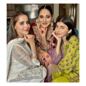 Saniya Shamshad Instagram - #tumbinkesayjiyen ♥️

Coming soon only on @arydigital.tv 
Produced by @idream_entertainment 
Director : @saqzafkhan 
Written by : @edisonidreesmasih 
Make up: @danishyounas1 @emmunaelyouhana 
 @sara.kashif.rajput 
@sanaskari