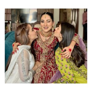 Saniya Shamshad Instagram - #tumbinkesayjiyen ♥️

Coming soon only on @arydigital.tv 
Produced by @idream_entertainment 
Director : @saqzafkhan 
Written by : @edisonidreesmasih 
Make up: @danishyounas1 @emmunaelyouhana 
 @sara.kashif.rajput 
@sanaskari