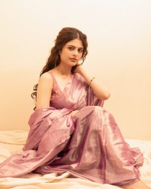 Sanjana Krishnamoorthy Instagram - 🌺 

Styling @deekshitanikkam 
Makeup @anupama.krishnamachari 
Hair @hair_by_aiswaryaraj 
Shot by @balakumaran.19 
Saree @paavaisvogue 
Jewellery @suvitamara_designs
Curated by @bxd_productions