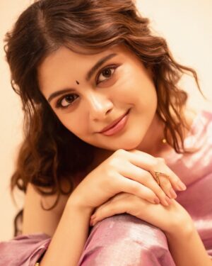 Sanjana Krishnamoorthy Instagram - 🌺 

Styling @deekshitanikkam 
Makeup @anupama.krishnamachari 
Hair @hair_by_aiswaryaraj 
Shot by @balakumaran.19 
Saree @paavaisvogue 
Jewellery @suvitamara_designs
Curated by @bxd_productions