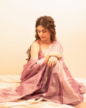 Sanjana Krishnamoorthy Instagram - 🌺 

Styling @deekshitanikkam 
Makeup @anupama.krishnamachari 
Hair @hair_by_aiswaryaraj 
Shot by @balakumaran.19 
Saree @paavaisvogue 
Jewellery @suvitamara_designs
Curated by @bxd_productions