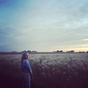 Sanna Lundell Instagram - Olgaälskling❤️❤️❤️24 år i dag. Hipp hipp hurra för mitt hjärtas ljus. Livet blev så mycket bättre, roligare, knäppare o skörare när du kom till oss 27/2 2001 som den ljuvligaste av presenter❤️. Tack för att du är du, att du tvingar mig till utveckling, till att försöka igen och igen. Jag är så otroligt stolt över dig, så innerligt lycklig när jag får vara i dina energier. Love love love you @olgacrafoordlundell ❤️