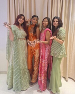 Santoshi Shetty Instagram - Got our powerpuff girls suits on for our sister @tapasya.prabhu 🐣🌸🧜🏻‍♀️😍✨

My outfit from @anushkaskhanna 🧡

#indianwedding #mehendi #indianfashion •