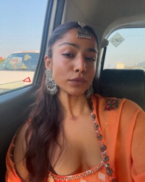 Santoshi Shetty Instagram - Got our powerpuff girls suits on for our sister @tapasya.prabhu 🐣🌸🧜🏻‍♀️😍✨

My outfit from @anushkaskhanna 🧡

#indianwedding #mehendi #indianfashion •