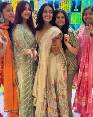 Santoshi Shetty Instagram - Got our powerpuff girls suits on for our sister @tapasya.prabhu 🐣🌸🧜🏻‍♀️😍✨

My outfit from @anushkaskhanna 🧡

#indianwedding #mehendi #indianfashion •