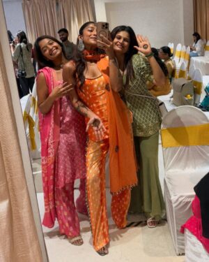 Santoshi Shetty Instagram - Got our powerpuff girls suits on for our sister @tapasya.prabhu 🐣🌸🧜🏻‍♀️😍✨

My outfit from @anushkaskhanna 🧡

#indianwedding #mehendi #indianfashion •