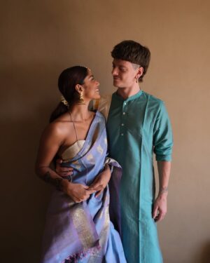 Santoshi Shetty Instagram - Who do you think is giving more south indian here? 😛🥹🩵

Wearing my mom’s saree again! @rajeshwarishetty68 😍
Blouse custom made by @monalinshah 🤤

#indianfashion #southindianwedding •
