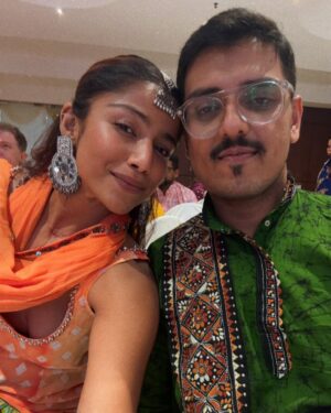 Santoshi Shetty Instagram - Got our powerpuff girls suits on for our sister @tapasya.prabhu 🐣🌸🧜🏻‍♀️😍✨

My outfit from @anushkaskhanna 🧡

#indianwedding #mehendi #indianfashion •