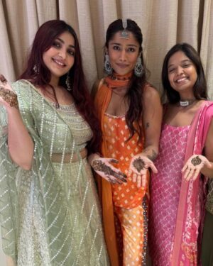 Santoshi Shetty Instagram - Got our powerpuff girls suits on for our sister @tapasya.prabhu 🐣🌸🧜🏻‍♀️😍✨

My outfit from @anushkaskhanna 🧡

#indianwedding #mehendi #indianfashion •