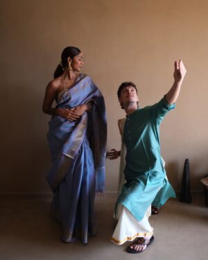 Santoshi Shetty Instagram - Who do you think is giving more south indian here? 😛🥹🩵

Wearing my mom’s saree again! @rajeshwarishetty68 😍
Blouse custom made by @monalinshah 🤤

#indianfashion #southindianwedding •