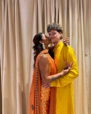Santoshi Shetty Instagram - Got our powerpuff girls suits on for our sister @tapasya.prabhu 🐣🌸🧜🏻‍♀️😍✨

My outfit from @anushkaskhanna 🧡

#indianwedding #mehendi #indianfashion •