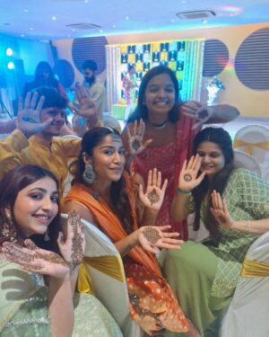 Santoshi Shetty Instagram - Got our powerpuff girls suits on for our sister @tapasya.prabhu 🐣🌸🧜🏻‍♀️😍✨

My outfit from @anushkaskhanna 🧡

#indianwedding #mehendi #indianfashion •