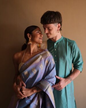Santoshi Shetty Instagram - Who do you think is giving more south indian here? 😛🥹🩵

Wearing my mom’s saree again! @rajeshwarishetty68 😍
Blouse custom made by @monalinshah 🤤

#indianfashion #southindianwedding •