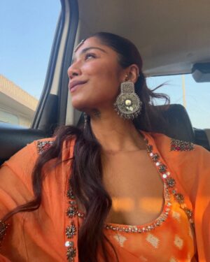 Santoshi Shetty Instagram - Got our powerpuff girls suits on for our sister @tapasya.prabhu 🐣🌸🧜🏻‍♀️😍✨

My outfit from @anushkaskhanna 🧡

#indianwedding #mehendi #indianfashion •