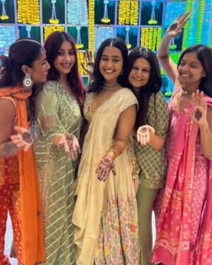 Santoshi Shetty Instagram - Got our powerpuff girls suits on for our sister @tapasya.prabhu 🐣🌸🧜🏻‍♀️😍✨

My outfit from @anushkaskhanna 🧡

#indianwedding #mehendi #indianfashion •