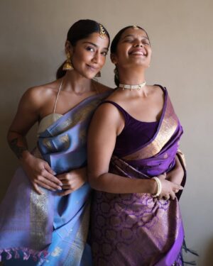 Santoshi Shetty Instagram - Who do you think is giving more south indian here? 😛🥹🩵

Wearing my mom’s saree again! @rajeshwarishetty68 😍
Blouse custom made by @monalinshah 🤤

#indianfashion #southindianwedding •