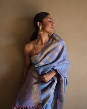 Santoshi Shetty Instagram - Who do you think is giving more south indian here? 😛🥹🩵

Wearing my mom’s saree again! @rajeshwarishetty68 😍
Blouse custom made by @monalinshah 🤤

#indianfashion #southindianwedding •