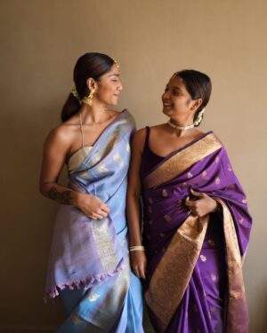 Santoshi Shetty Instagram - Who do you think is giving more south indian here? 😛🥹🩵

Wearing my mom’s saree again! @rajeshwarishetty68 😍
Blouse custom made by @monalinshah 🤤

#indianfashion #southindianwedding •