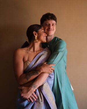 Santoshi Shetty Instagram - Who do you think is giving more south indian here? 😛🥹🩵

Wearing my mom’s saree again! @rajeshwarishetty68 😍
Blouse custom made by @monalinshah 🤤

#indianfashion #southindianwedding •