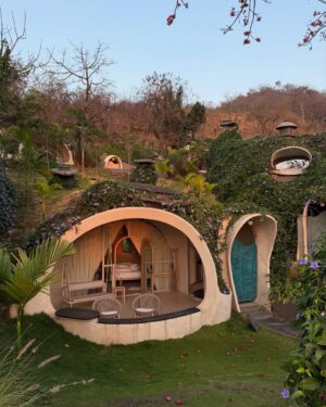 Santoshi Shetty Instagram - Feels like I’m living in a fantasy world at @swastikwellbeing 😍👽 

I’m in awe of the design of the accommodations here! Coming from an architecture background, just to see a concept like this turn into reality is inspiring! What a vibe! Waking up to the sunrise in this setting definitely feels surreal. This reminds me of Teletubbies for some reason! 😋🤤

But jokes apart, a big shoutout to the designers for killing it on all levels & for creating such a surreal wellness oasis here in Pune, Maharashtra 🩵☀️🍃

Catch more updates from here on my stories 🫶🏻

@media_mantra •

#hosted #wellness #retreat #puneretreat #swastikwellbeing #BloomInAbundance #fivedimensionsoflife •