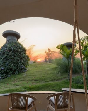 Santoshi Shetty Instagram - Feels like I’m living in a fantasy world at @swastikwellbeing 😍👽 

I’m in awe of the design of the accommodations here! Coming from an architecture background, just to see a concept like this turn into reality is inspiring! What a vibe! Waking up to the sunrise in this setting definitely feels surreal. This reminds me of Teletubbies for some reason! 😋🤤

But jokes apart, a big shoutout to the designers for killing it on all levels & for creating such a surreal wellness oasis here in Pune, Maharashtra 🩵☀️🍃

Catch more updates from here on my stories 🫶🏻

@media_mantra •

#hosted #wellness #retreat #puneretreat #swastikwellbeing #BloomInAbundance #fivedimensionsoflife •
