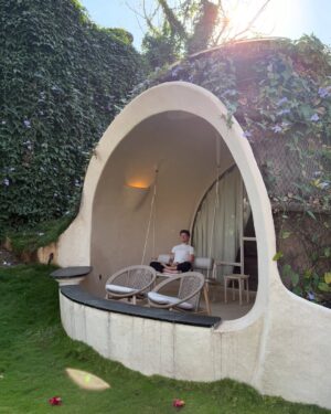 Santoshi Shetty Instagram - Feels like I’m living in a fantasy world at @swastikwellbeing 😍👽 

I’m in awe of the design of the accommodations here! Coming from an architecture background, just to see a concept like this turn into reality is inspiring! What a vibe! Waking up to the sunrise in this setting definitely feels surreal. This reminds me of Teletubbies for some reason! 😋🤤

But jokes apart, a big shoutout to the designers for killing it on all levels & for creating such a surreal wellness oasis here in Pune, Maharashtra 🩵☀️🍃

Catch more updates from here on my stories 🫶🏻

@media_mantra •

#hosted #wellness #retreat #puneretreat #swastikwellbeing #BloomInAbundance #fivedimensionsoflife •